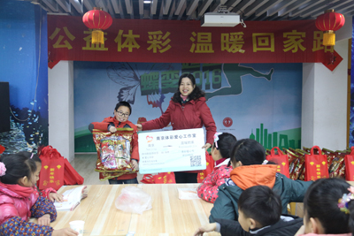 爱心让冬天更温暖，南京体彩让孩子们回家路更快乐2.jpg