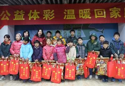 爱心让冬天更温暖，南京体彩让孩子们回家路更快乐1.jpg