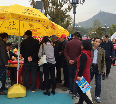 2、 镇江体彩在“黄明登圌”民俗节开展“大乐透5亿大派奖”宣传和即开户外体验活动照片.jpg