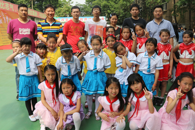 支教老师与表演学生合影.jpg