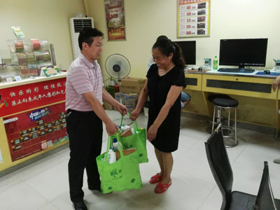 1471333260925034.jpg 宿迁体彩开展网点送清凉活动1.jpg