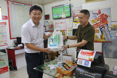 1472001256417023.jpg 炎炎夏日,南京体彩向全市销售网点“送清凉”1.jpg