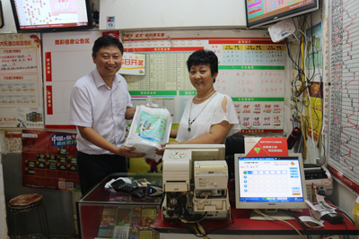 1472001277147035.jpg 炎炎夏日,南京体彩向全市销售网点“送清凉”2.jpg