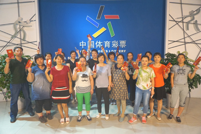 4、镇江体彩观摩团 北京零距离见证“公益体彩 阳光开奖”照片.jpg
