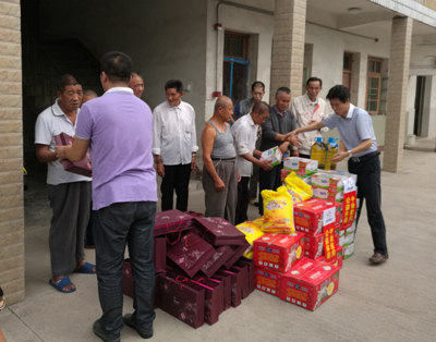 2、爱在中秋 情暖人心 镇江丹徒体彩慰问养老院老人.jpg