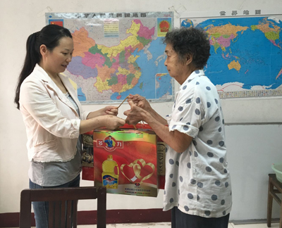 南通体彩金秋送关爱 帮扶病残、失独群体1.jpg