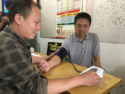 1475140053998639.jpg 2016公益体彩“关爱季”盐城市体彩中心为爱心站点送爱心.jpg