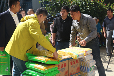 践行“两学一做” 敬老爱老让重阳更温暖1.jpg