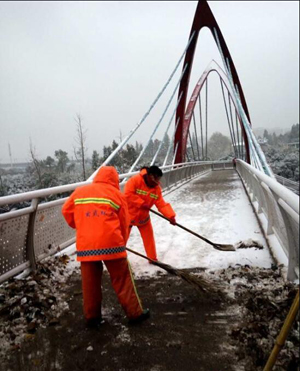 1480060112592884.jpg 南京“体彩爱心站”如冬日暖阳,让环卫工人的心不再寒冷1.jpg