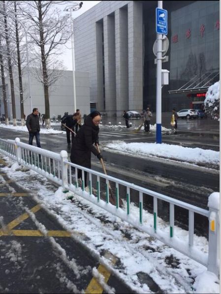 1486085130750245.jpg 初雪迎小年 淮安体彩扫雪助出行3.jpg