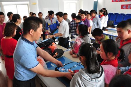 1、镇江丹徒体彩“‘六一’送关爱进校园”活动为孩子们送欢笑 照片.jpg