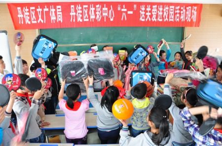 2、镇江丹徒体彩“‘六一’送关爱进校园”活动为孩子们送欢笑 照片.jpg