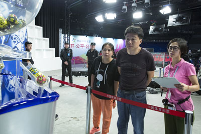 无锡体彩观摩团北京行 零距离见证阳光开奖.jpg