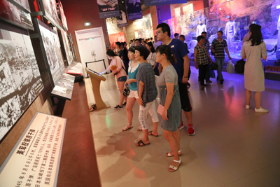 2、以史为鉴 开创未来 镇江市体育局联合第一党支部和镇江体彩组织参观南京大屠杀纪念馆 照片.jpg