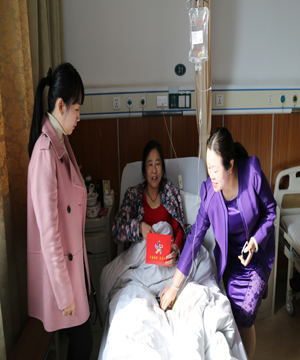 1514428537135122.jpg 1孙佑美主任慰问市区11035站点销售员照片.jpg