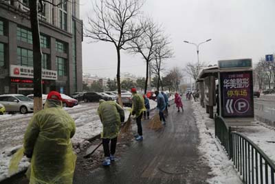 3镇江市体育局联合第一党支部、镇江市体彩中心开展扫雪活动照片.jpg