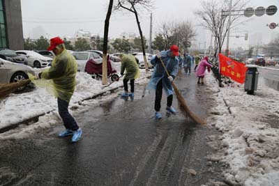 2镇江市体育局联合第一党支部、镇江市体彩中心开展扫雪活动照片.jpg