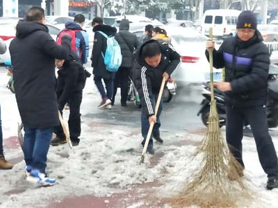 初雪迎新年 淮安体彩扫雪助出行 (1).jpg