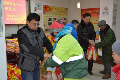 扶贫爱心捐助 情暖困难家庭2.jpg