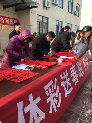 4、墨香飘溢暖人心 镇江句容体彩开展“送春联下乡”活动照片.jpg