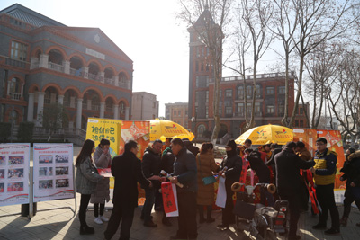 1福满情浓送春联 镇江体彩在西津渡开展地推活动照片.jpg