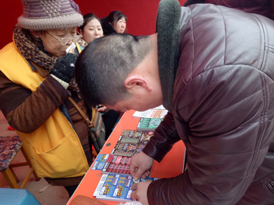 喜迎新春 连云港灌南体彩开展体彩顶呱刮新春地推活动3.jpg