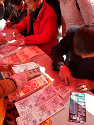 1519712987590729.jpg 扬州仪征开展元宵节顶呱刮地推活动5.jpg
