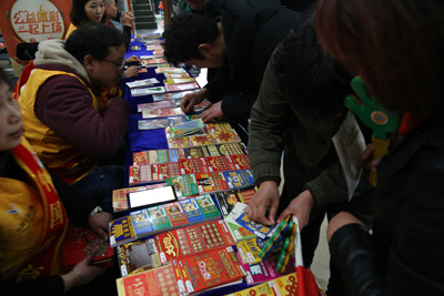 5镇江体彩嘉年华 苏粤男篮赛场秀照片.jpg