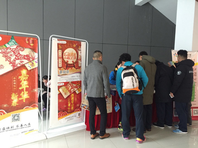 扬州体彩在李宁体育园开展顶呱刮新春地推活动1.jpg