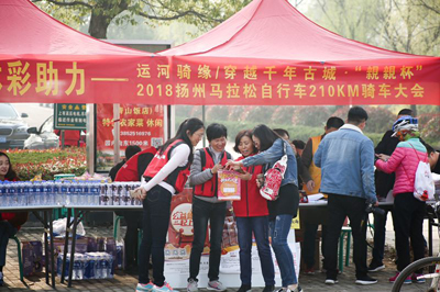 助力2018年扬州马拉松自行车骑行大会 扬州仪征开展嘉年华地推活动4.jpg