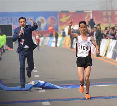 全程马拉松男子组冠军董国建.jpg