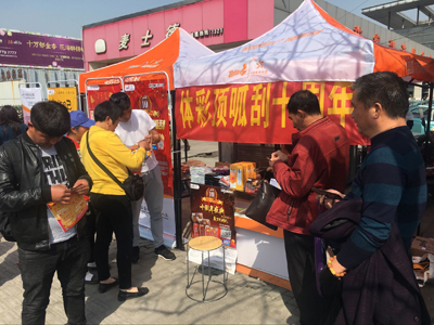 扬州体彩在汽车客运东站开展顶呱刮十周年庆地推4.jpg