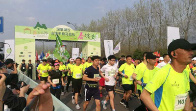 助力宜兴深氧湖父山地半程马拉松 宜兴体彩开展地推.jpg