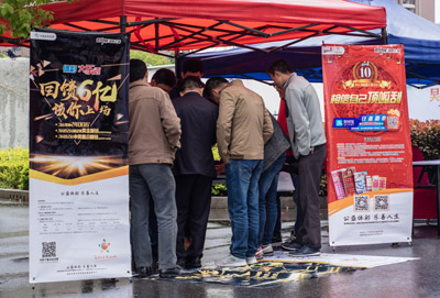 吴江体彩搭上广电车展“顺风车” 积极开展地推嘉年华活动1.jpg