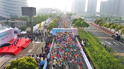 1523933007171362.jpg 宜兴体彩助力德威宜兴国际马拉松 (2).jpg