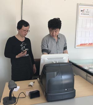 1524726138491646.jpg 优化管理体制 专管员队伍成体彩尖兵-2(指导新站点使用终端机).jpg