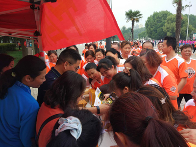 1525400059896515.jpg 扬州仪征体彩嘉年华在全民健身节开幕式开展大乐透地推活动3.jpg