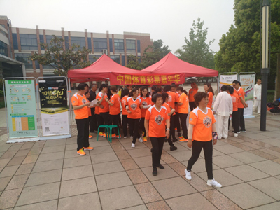 1525400066267493.jpg 扬州仪征体彩嘉年华在全民健身节开幕式开展大乐透地推活动4.jpg