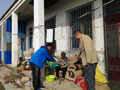 帮扶贫困村 彰显公益心4.jpg