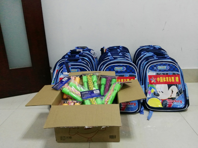 帮扶贫困村 彰显公益心2.jpg