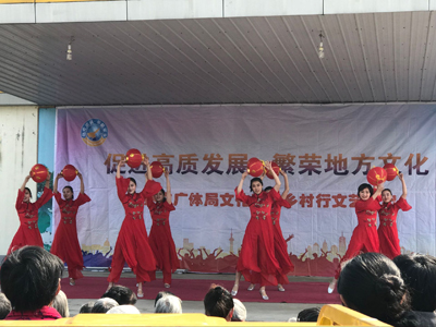 1526971547340303.jpg 【江苏体彩20年】促进高质发展,繁荣地方文化——记连云港灌南县文广体局文化惠民乡村行文艺演出2.jpg