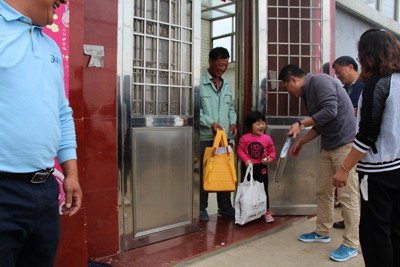 体彩“助学季”正在进行时 扬州体彩慰问困难家庭儿童2.jpg