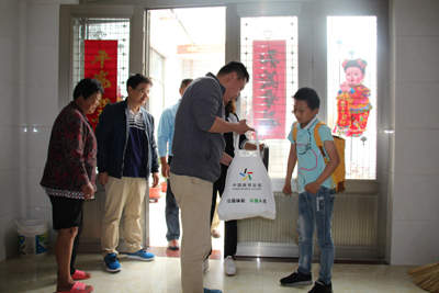 体彩“助学季”正在进行时 扬州体彩慰问困难家庭儿童1.jpg