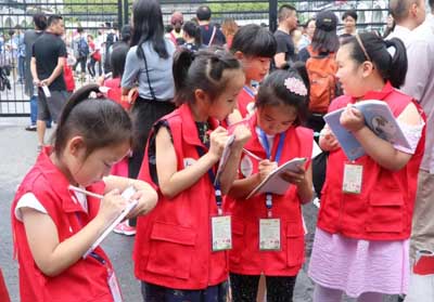 苏州体彩携手百名苏报新蕾小记者助力高考2.jpg