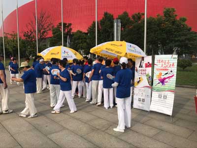 1、贴心服务 镇江体彩助力“省第十三届‘长江经济带’全民健身大联动镇江分会场”活动 照片.jpg