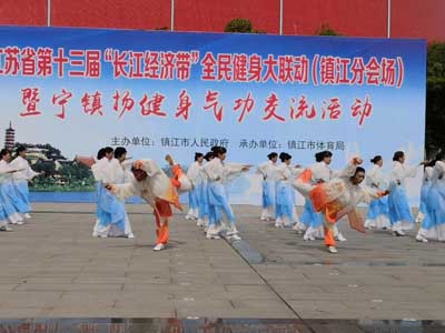 11、贴心服务 镇江体彩助力“省第十三届‘长江经济带’全民健身大联动镇江分会场”活动 照片.jpg