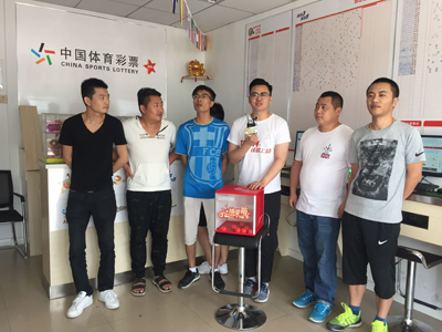 撞大运、赢手机！ 体彩世界杯走进常熟体彩店.jpg