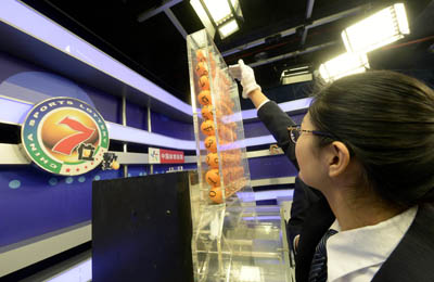 1532655149716240.jpg 公证员放置摇奖号球.jpg