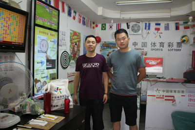 扬州体彩开展夏日送清凉慰问网点活动 (3).jpg