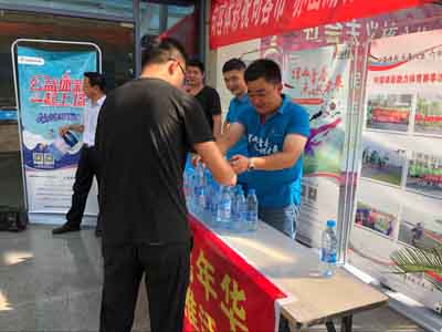 1533718494145227.jpg 2响应全民健身日活动 镇江句容体彩助力游泳比赛照片.jpg